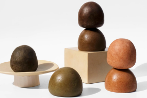 Shampoo stones of different brown colors stacked on top of each other displayed on wooden blocks.